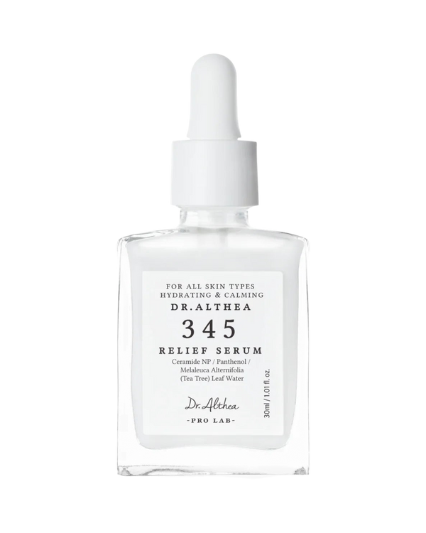 K-beauty glow Dr. Althea 345 Relief Serum in een glazen flesje met pipet voor een kalmerende en hydraterende huidverzorging.