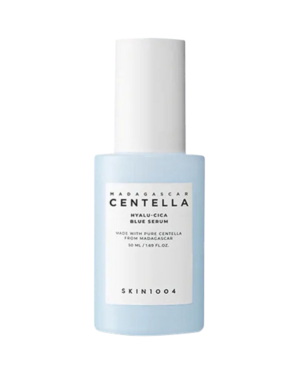 K-beauty glow Madagascar Centella Hyalu-Cica Blue Serum in een lichtblauwe glazen fles voor hydratatie en kalmering.